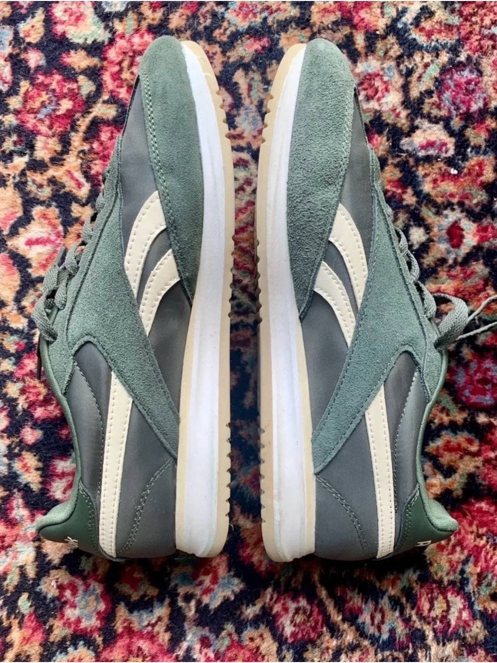 🔥🤙Reebok Men's Green & Cream Retro Runner Sneakers